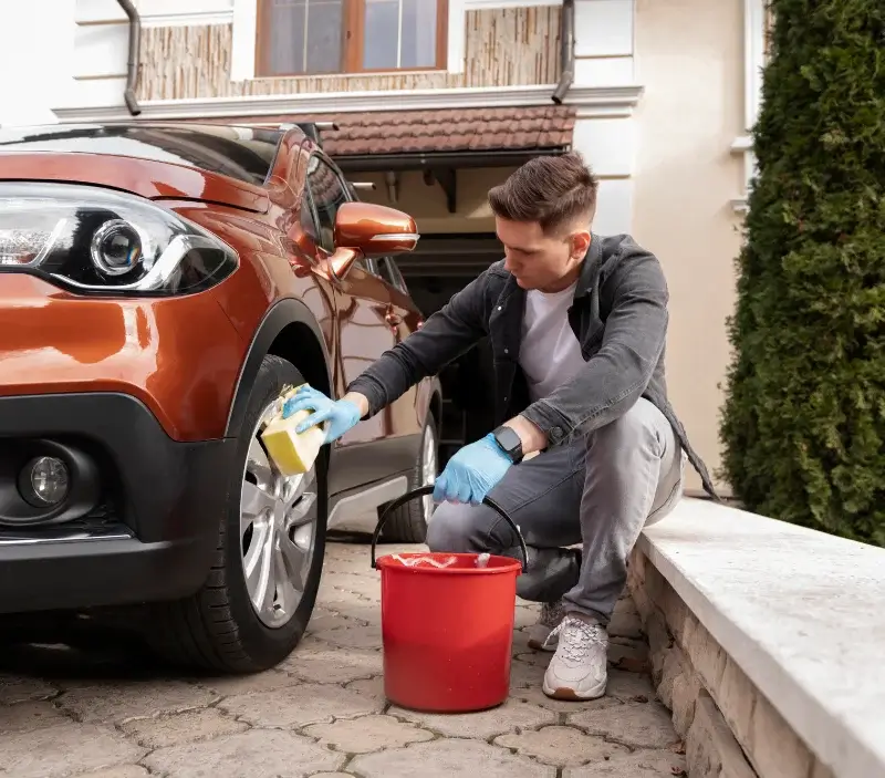 Lavage auto à domicile Faches-Thumesnil : professionnel intervenant sur un véhicule